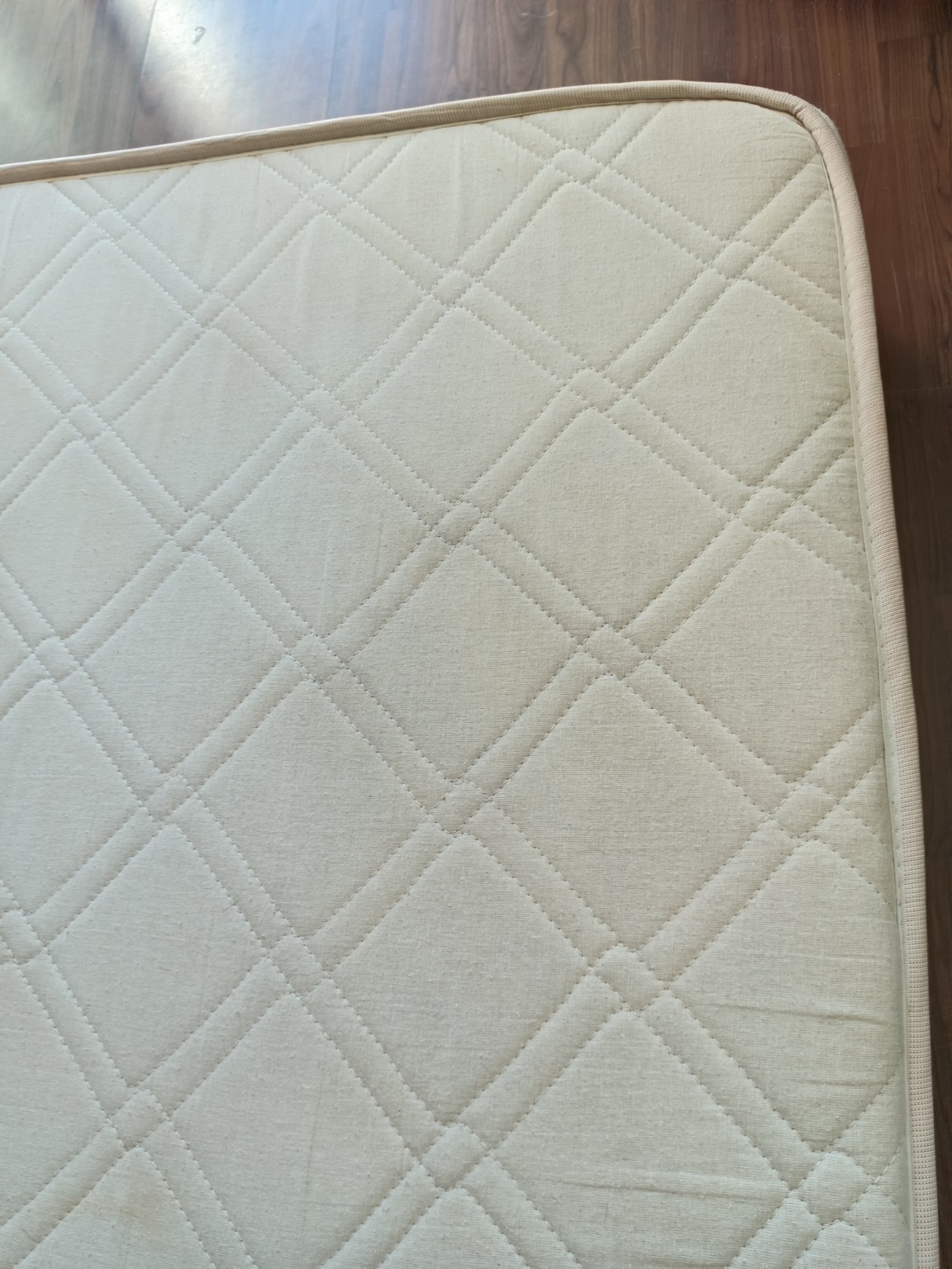 Dieselbe Matratze nach der Reinigung und vollständigen Trocknung
